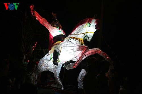 Lantern parade celebrates mid-autumn festival  - ảnh 9